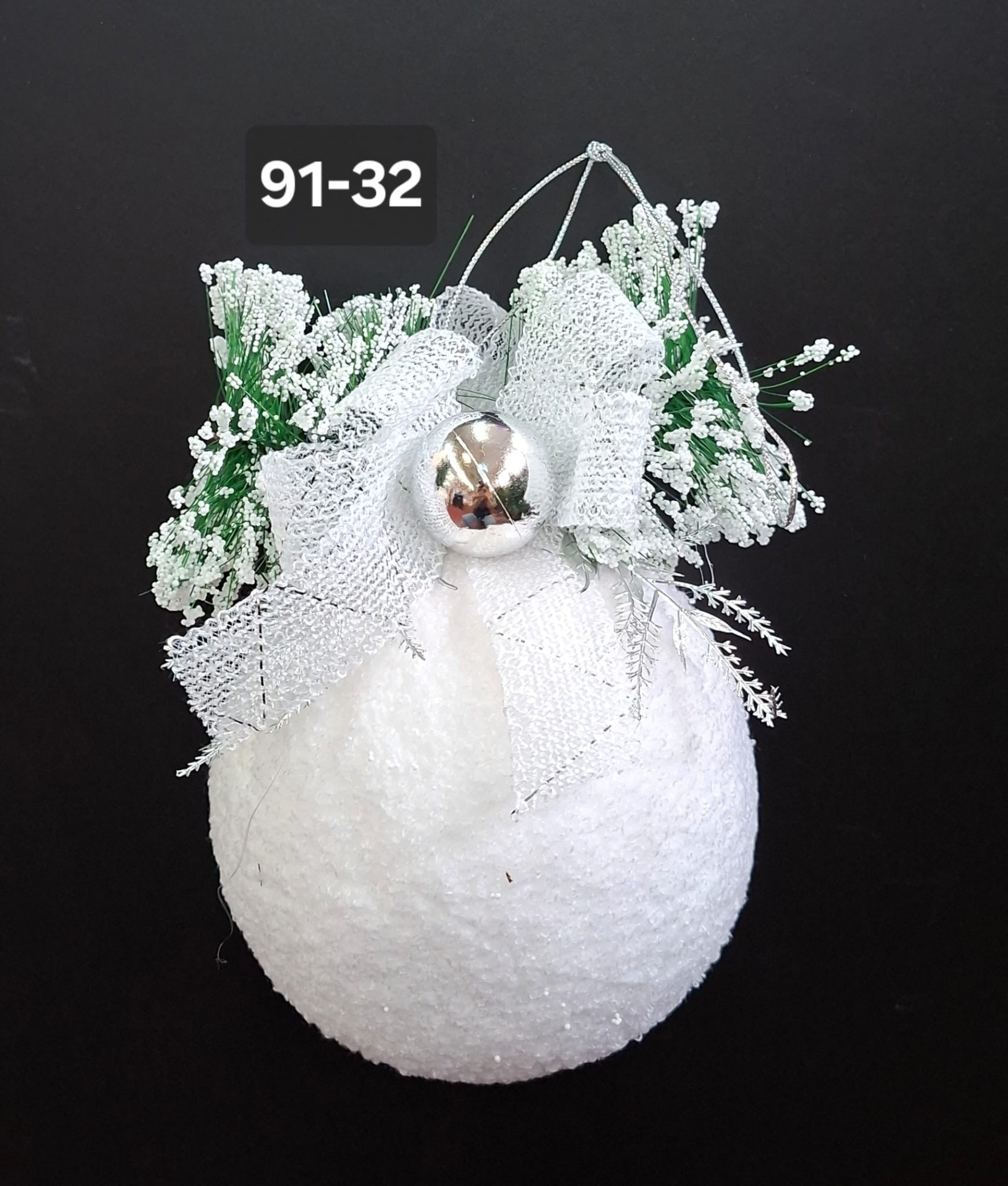 Glob Crăciun decorativ alb cu fundiță argintie și verdeață - 15cm
